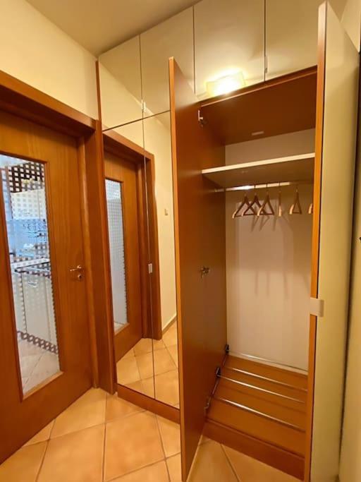 Lovely & Quiet 1-Bedroom Condo With Free Parking บูคาเรสต์ ภายนอก รูปภาพ